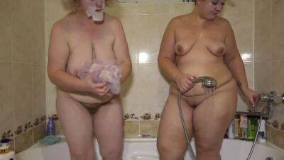 Mature lesbians in the bathroom. A chubby milf with big tits washes a fat girlfriend with a juicy PAWG. Homemade fetish. - veryfreeporn.com