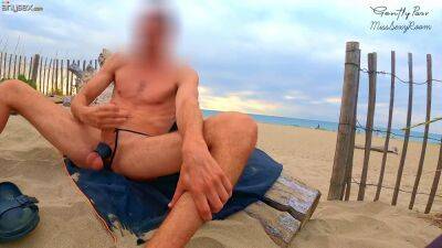 Stranger offers to suck the cock on the public beach - Amateur - sunporno.com - Italy